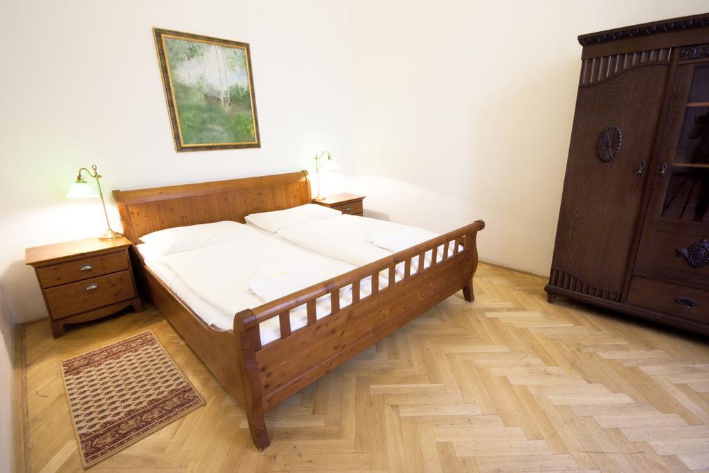 Hotel U Zlateho Jelena Prag Zimmer foto